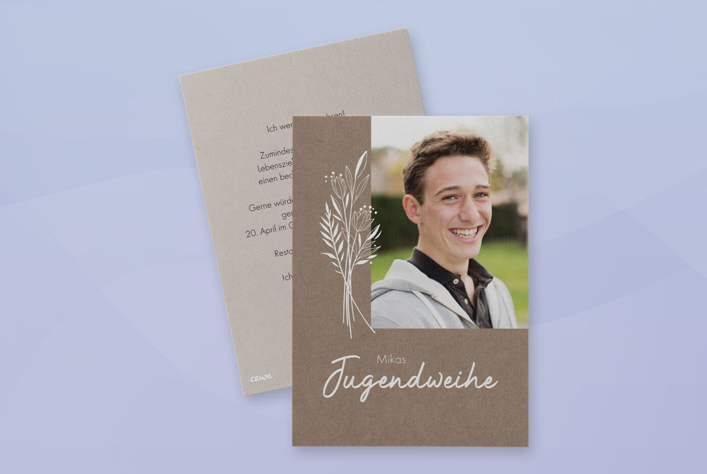 Braune Einladungskarte für eine Jugendweihe mit Foto eines Jungen und floralem Design