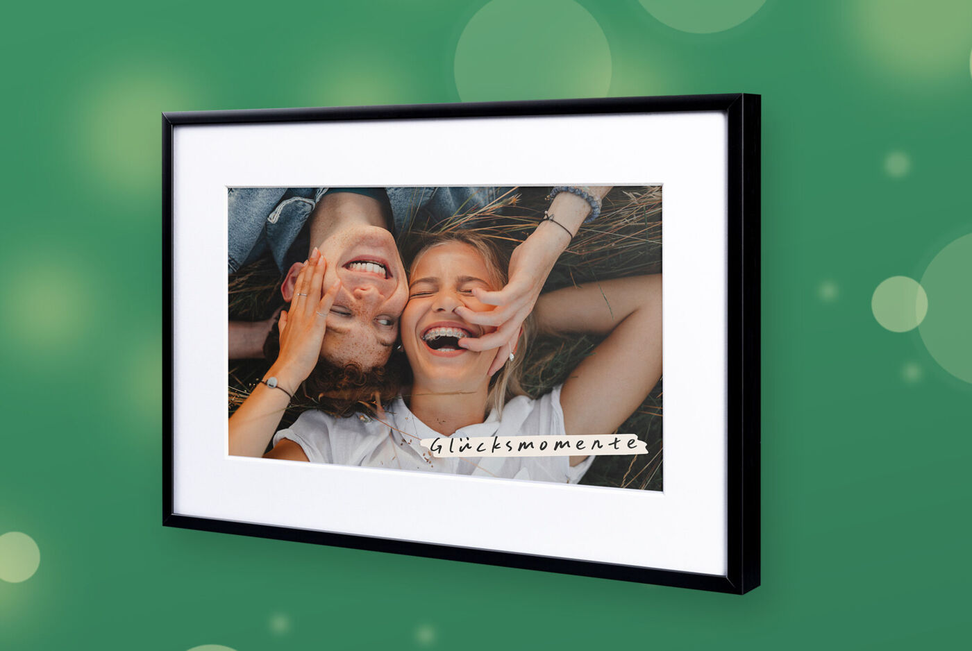 Poster mit Foto von zwei lachenden Personen im schwarzen Rahmen und mit weißem Passepartout