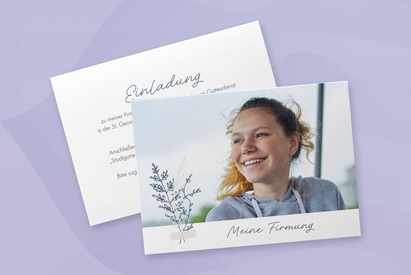 Einladungskarte mit dem Titel "Meine Firmung", die mit dem Foto eines Mädchens und einem Blumendesign bedruckt ist