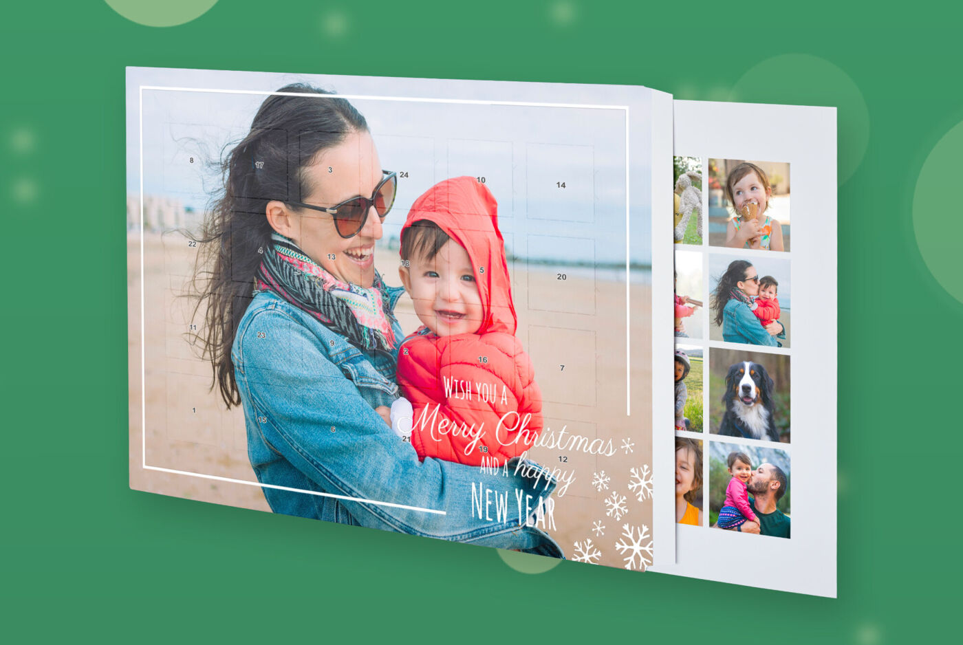 Foto-Adventskalender mit Person und Kind am Strand, rechts Schuber mit kleinen Fotos, Text Frohe Weihnachten