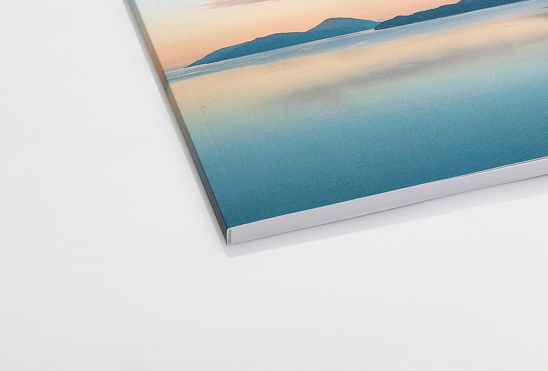 Detailaufnahme eines Fotobuchs mit Softcover Recyclingpapier.