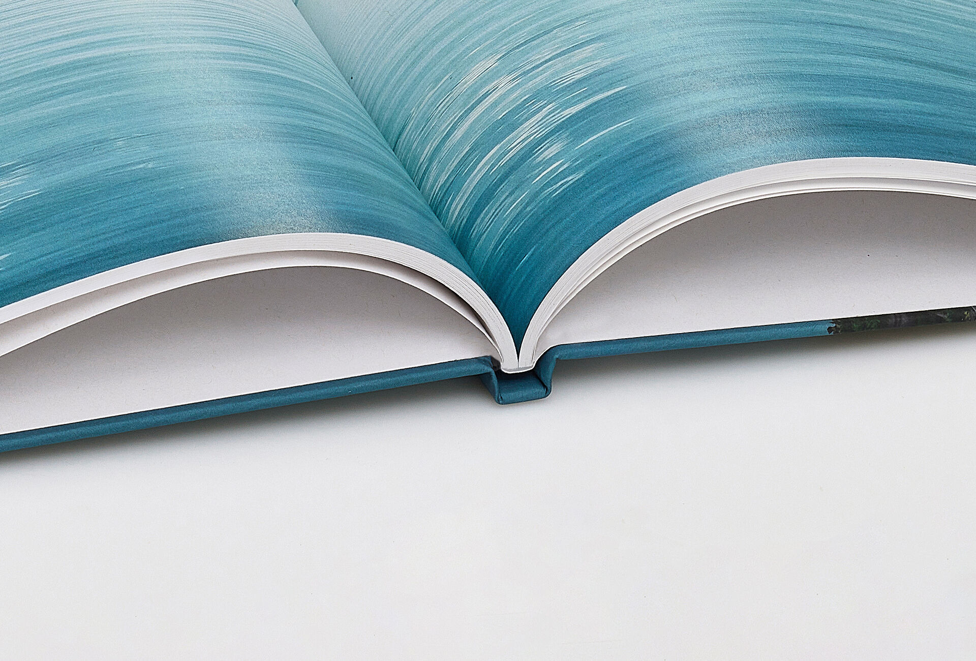 Aufgeschlagenes Fotobuch mit 100% Blauer Engel zertifiziertem Recyclingpapier.