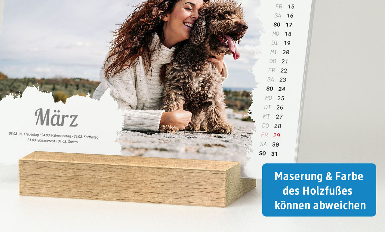 Frau mit Hund neben einem Kalender für März