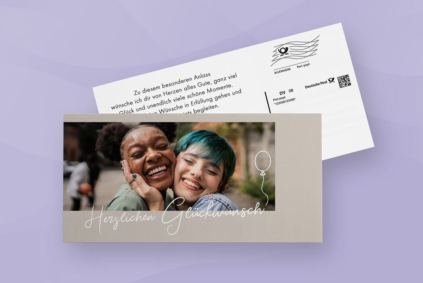 Postkarte im XL Querformat mit Glückwunschtext und Foto von zwei lachenden Frauen