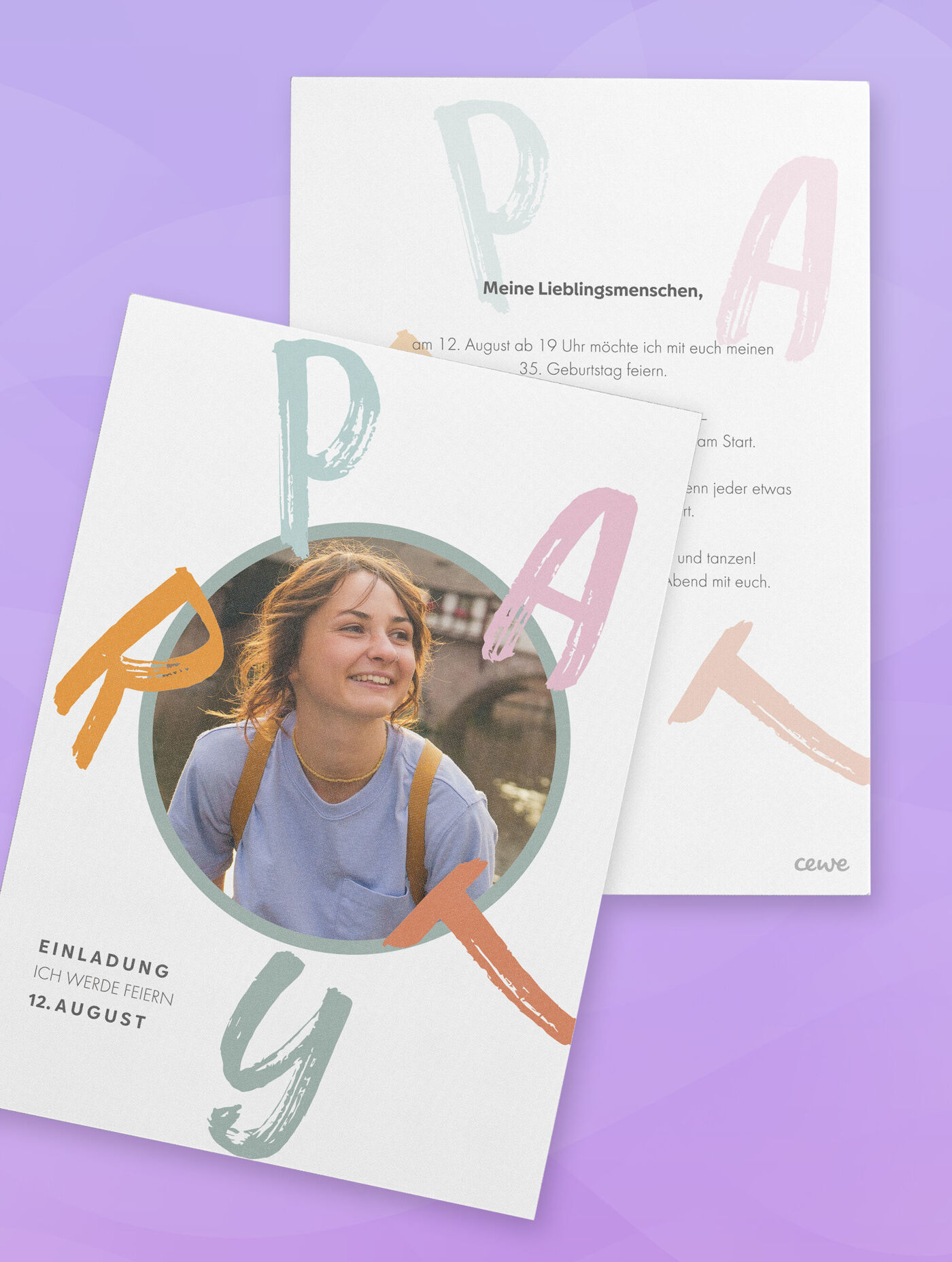 Weiße Grußkarte mit rundem Foto eines Mädchen in der Mitte. Das Foto wird von großen bunten Buchstaben umkreist, die das Wort "Party" formen
