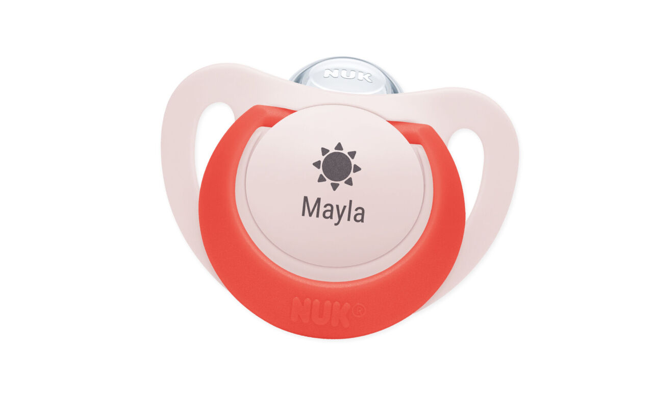 Personalisierter Schnuller in rot mit Namen "Mayla" und einem Sonnebild