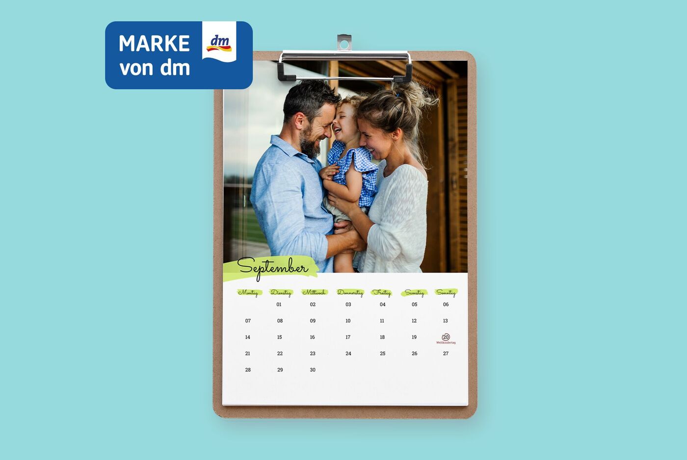 Wandkalender mit Klemmbrett, Design mit Farbakzenten und Foto von einer Familie.