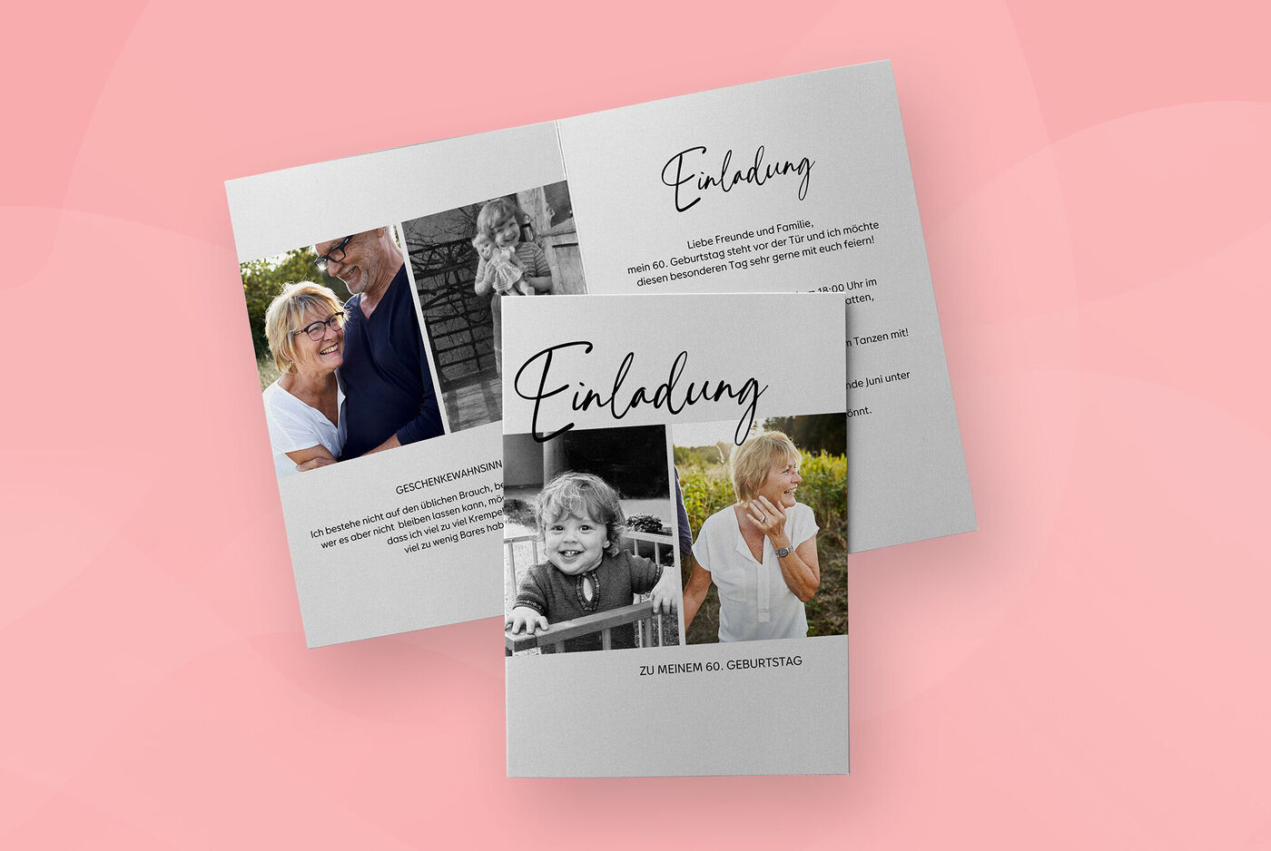 Eine Klappkarte mit Familienfotos und einem Einladungstext steht vor einem rosa Hintergrund