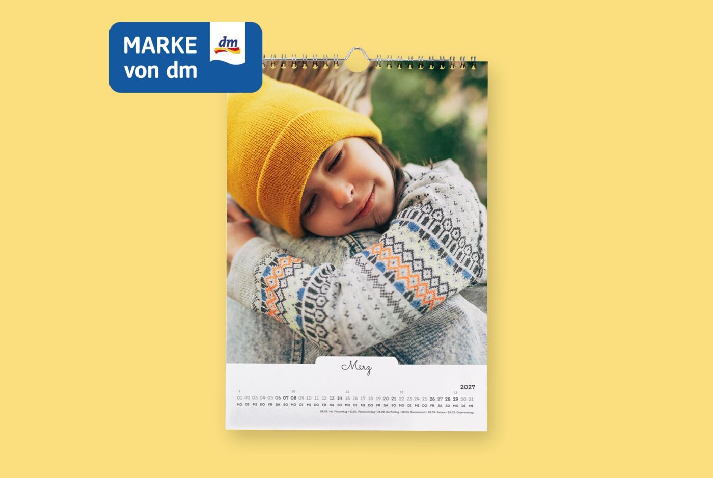 A4 Hoch Kalender mit einem lächelnden Kind in Umarmung und einem bunten Strickpullover.