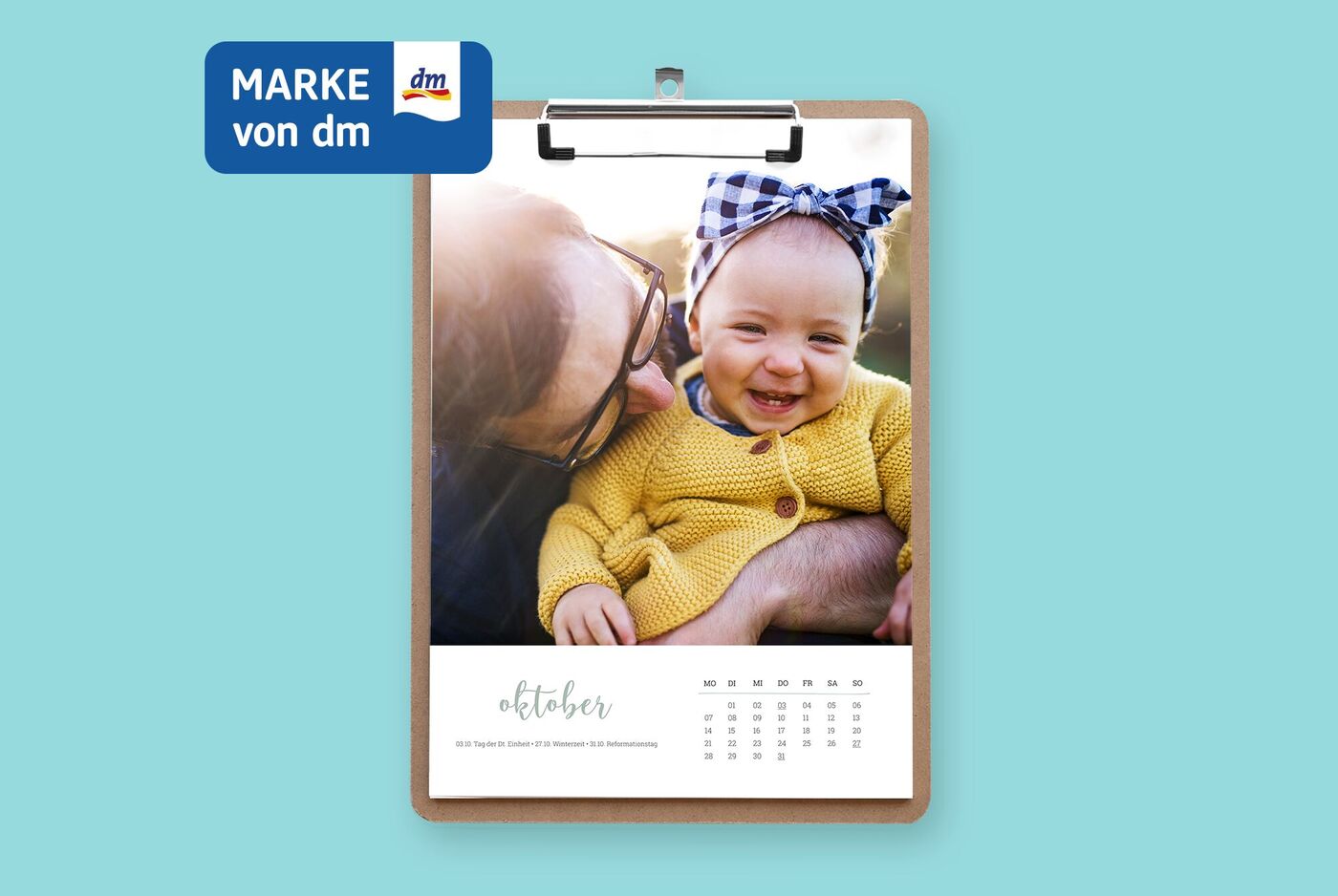 Wandkalender mit Klemmbrett, Design mit Farbakzenten und Foto von einer Familie.