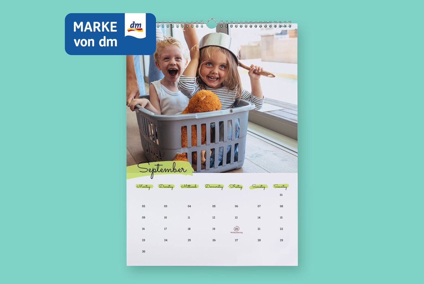 Wandterminkalender mit Spiralbindung, Design mit Farbakzenten und Foto von Kindern.