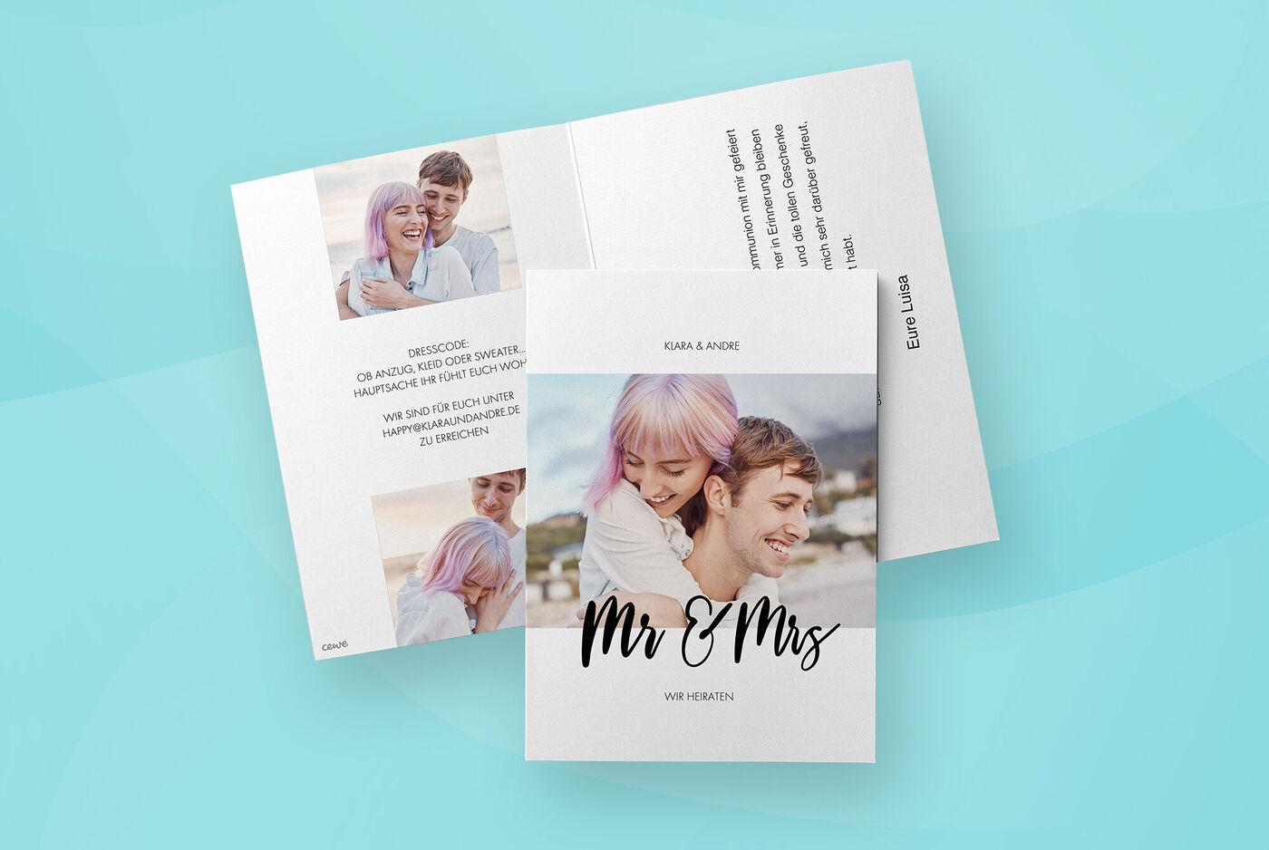 Klappkarte mit Pärchenfotos und Hochzeitseinladung vor türkisem Hintergrund