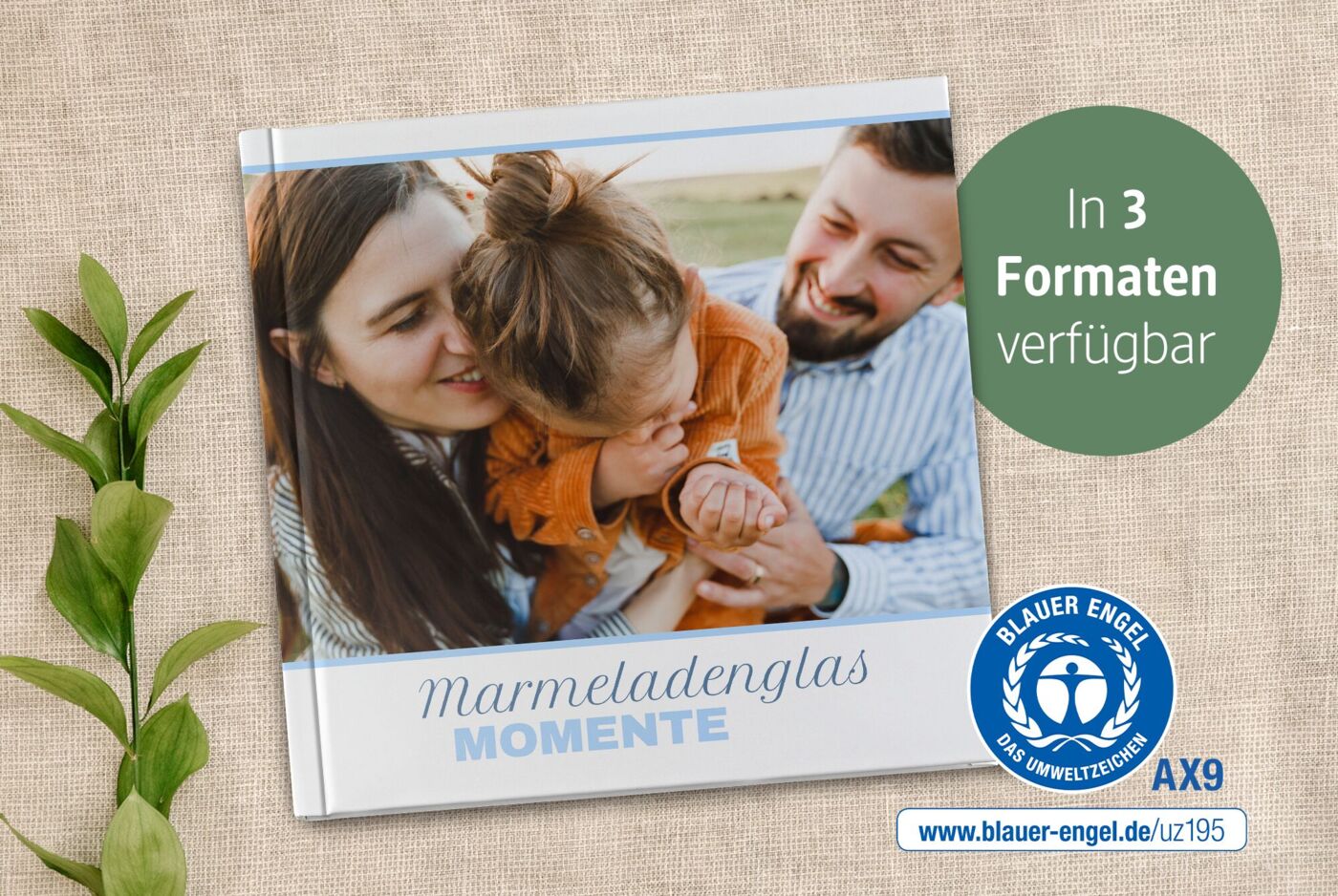 Fotobuch mit dem Blauer Engel Umweltzeichen. Auf dem Cover ist ein Bild von einer Familie.