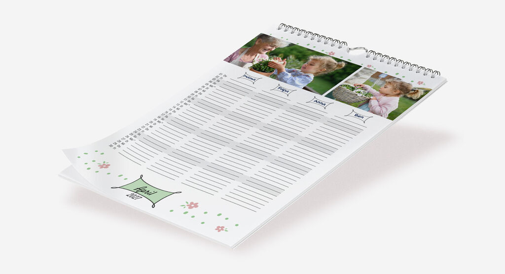 Familienkalender mit Fotos von einem Mädchen und einem Design mit Farbakzenten und Spalten für vier Personen.