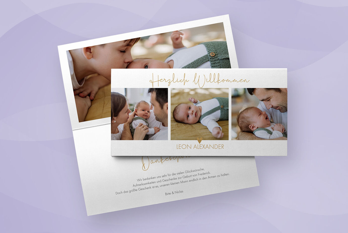 Eine Klappkarte im Querformat vor lila Hintergrund mit Babyfotos und Willkommenstext