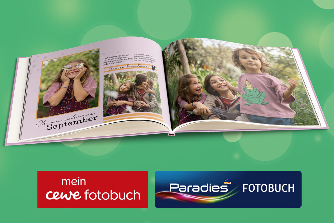Aufgeschlagene Doppelseite eines Fotobuchs mit herbstlichen Familienfotos, darunter die Marken CEWE und Paradies Fotobuch