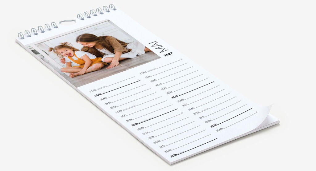 Küchenkalender mit 2-spaltigem Linienkalendarium und quadratischer Bildbox mit Bild von Geschwistern.