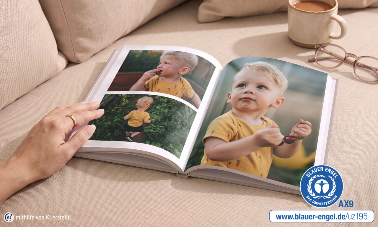 Geöffnetes Fotobuch mit Bildern von einem Jungen. Daneben ist der Blaue Engel abgebildet.