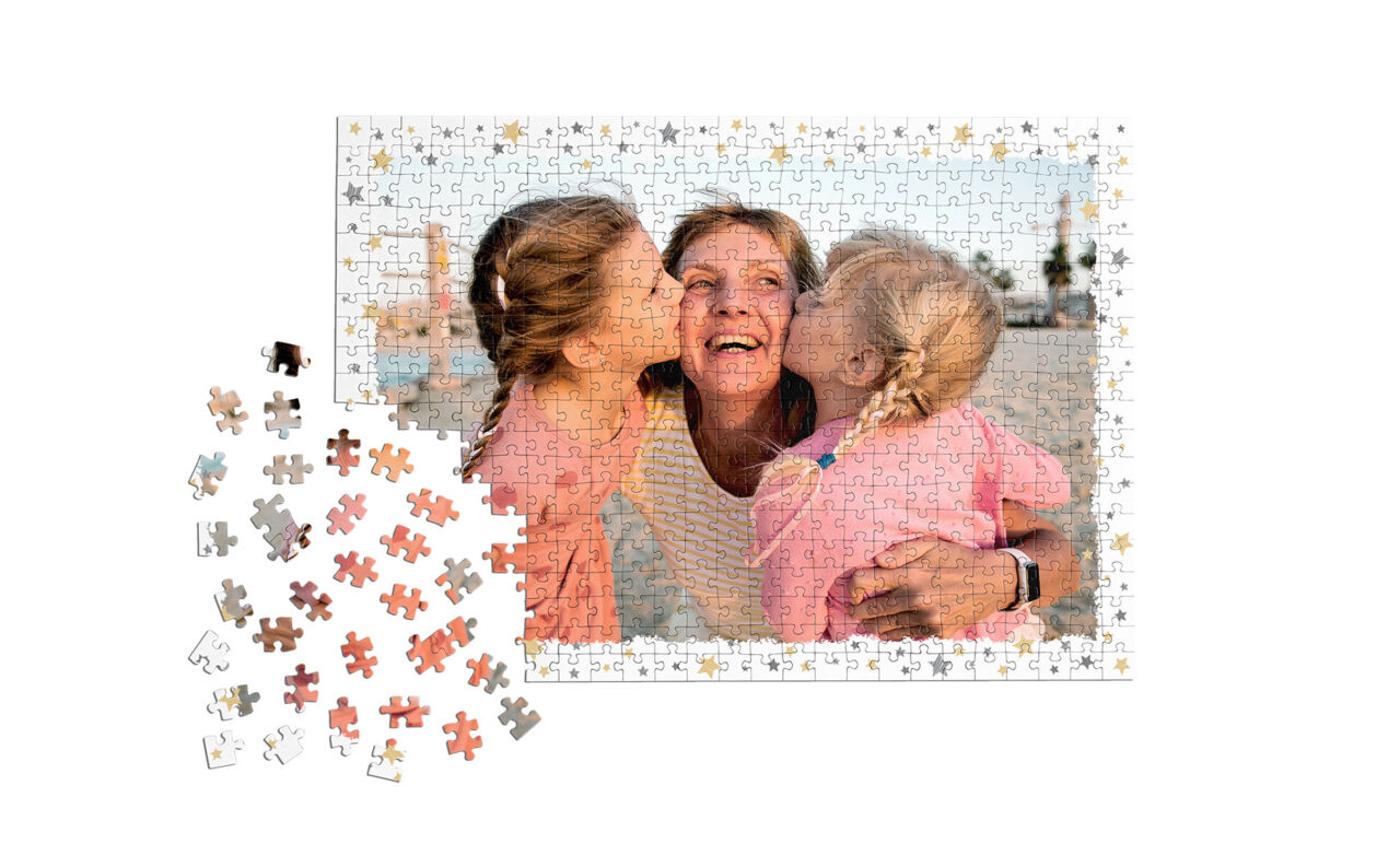 500 Teile Puzzle mit einem Foto, das eine Mutter zeigt, die von zwei Töchtern auf die Wange geküsst wird