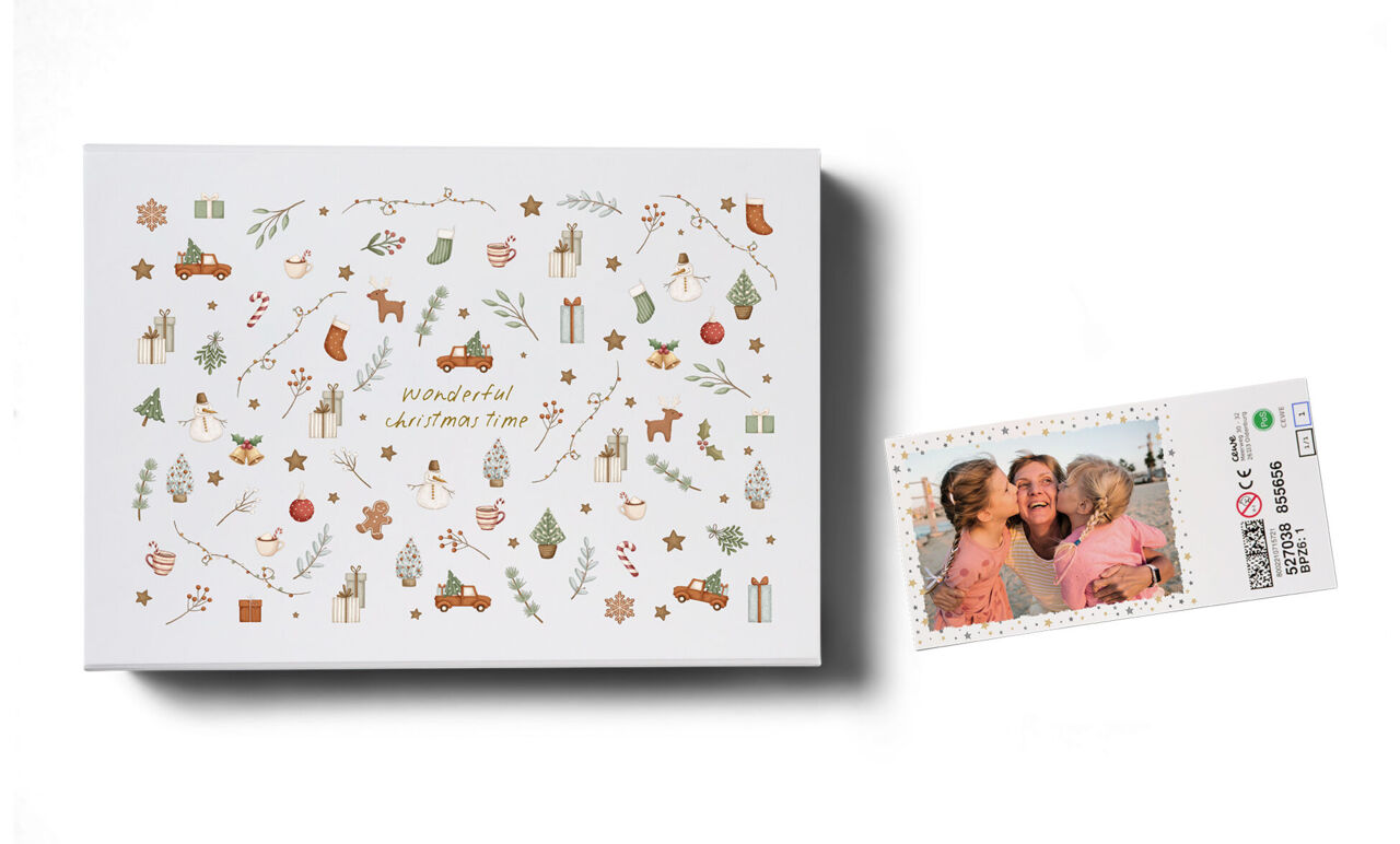 Adventskalender mit weihnachtlichem Desgin, daneben ein Puzzle, das mit einem Familienfoto bedruckt ist