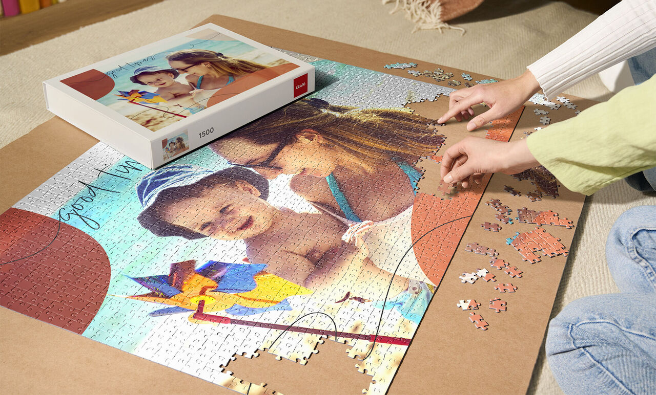 Eine Mutter und ihr Kind lösen ein Puzzle mit einem Familienfoto.