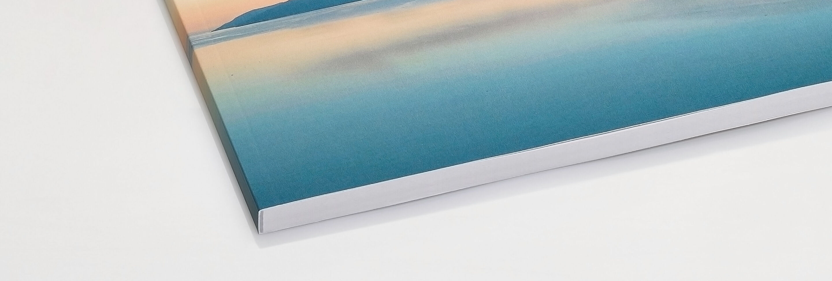 Detailaufnahme eines Fotobuchs mit Softcover Recyclingpapier.