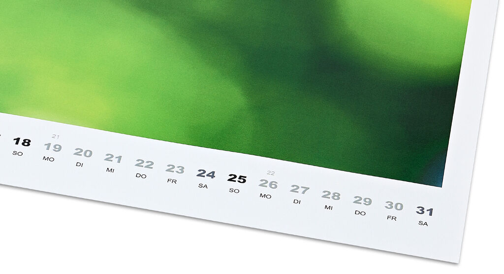 Kalender mit grünem Hintergrund und Datumsangaben für den Monat.