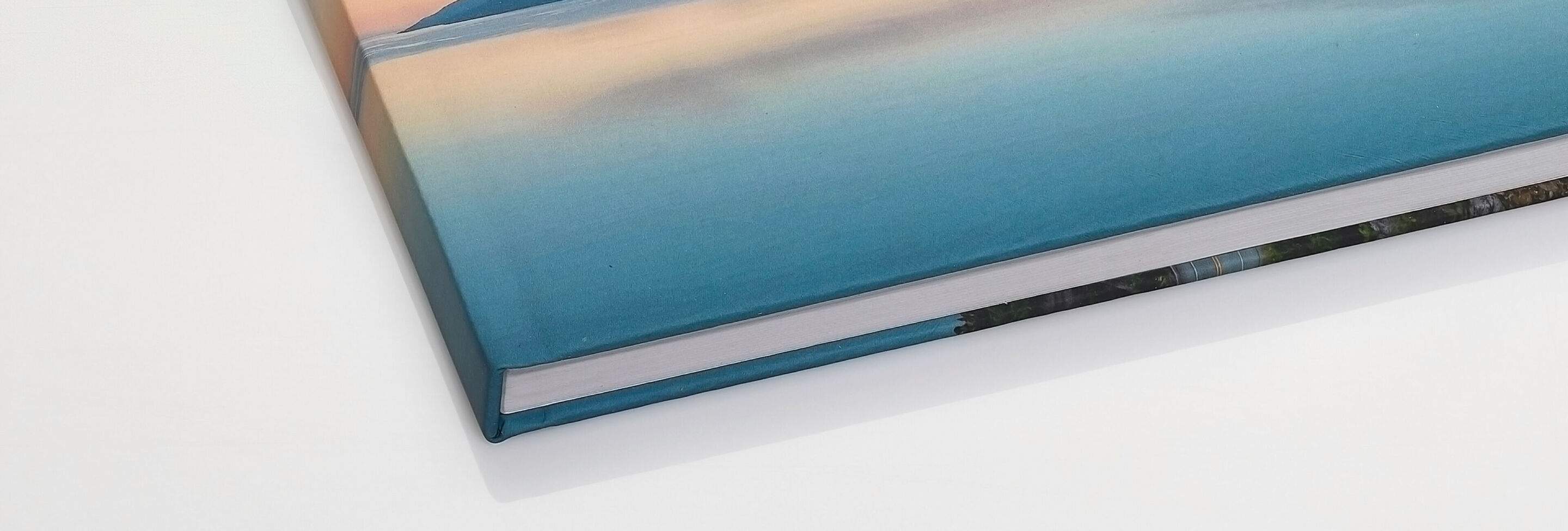 Nahaufnahme des geschlossenen Fotobuchs mit seidig-mattem Hardcover.