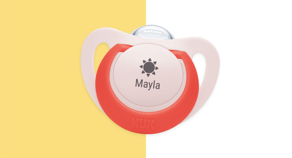 NUK Schnuller in rot mit Namen "Mayla" und einem Sonnenmotiv