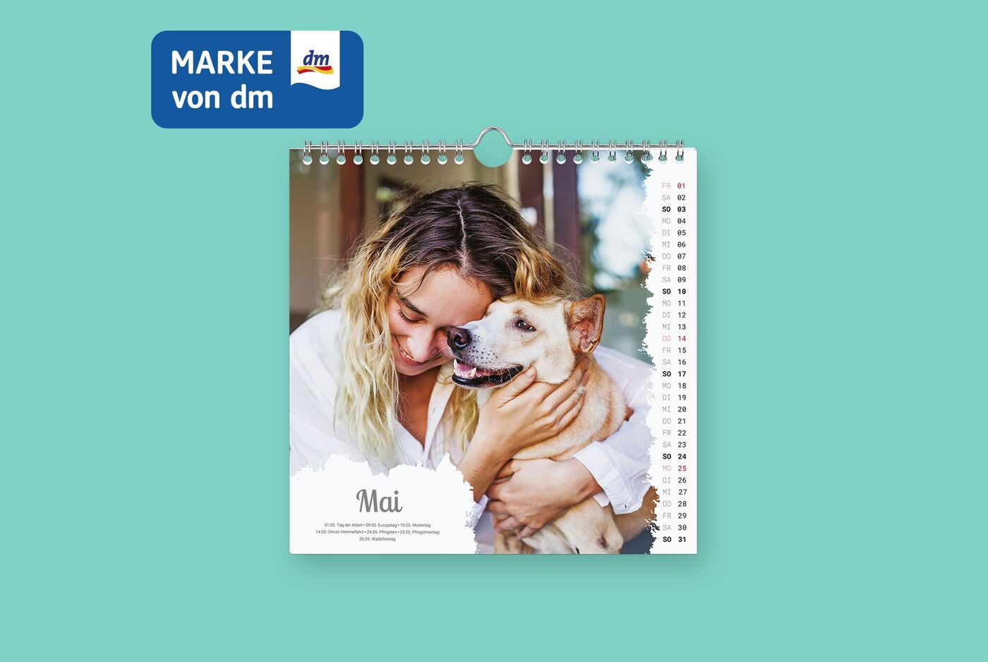 Wandkalender mit Spiralbindung und unregelmäßigem Design mit einem Foto von Frau mit Hund.