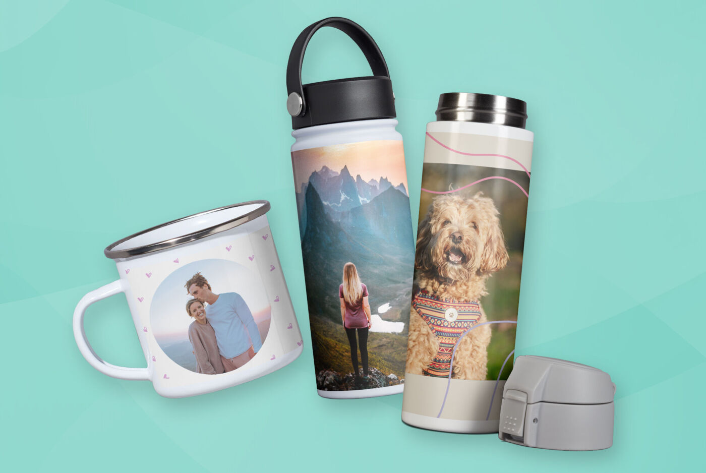 Drei personalisierte Trinkgefäße vor mintgrünem Hintergrund: ein weißer Emaille-Becher mit einem Foto eines Paares, eine Trinkflasche mit ei