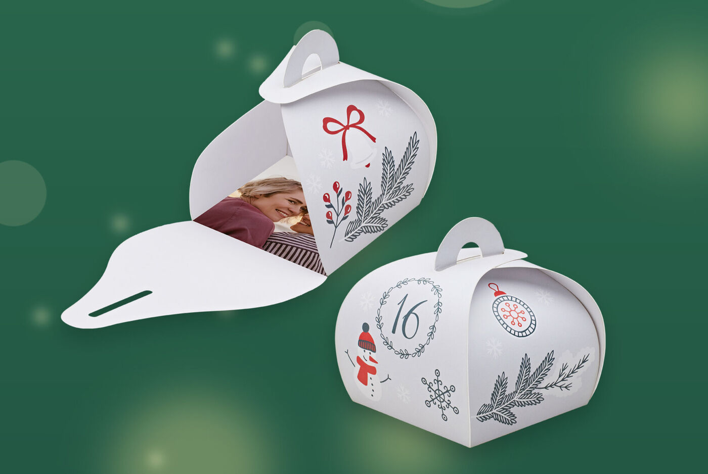 Zwei DIY Adventskalender Geschenkschachteln mit Wintermotiven, eine ist geöffnet mit Foto innen, die andere zeigt die Zahl 16