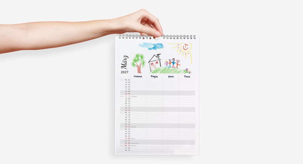 Eine Hand hält einen Familienkalender mit Kinderzeichnung und Tabellendesign mit Spalten für vier Personen.