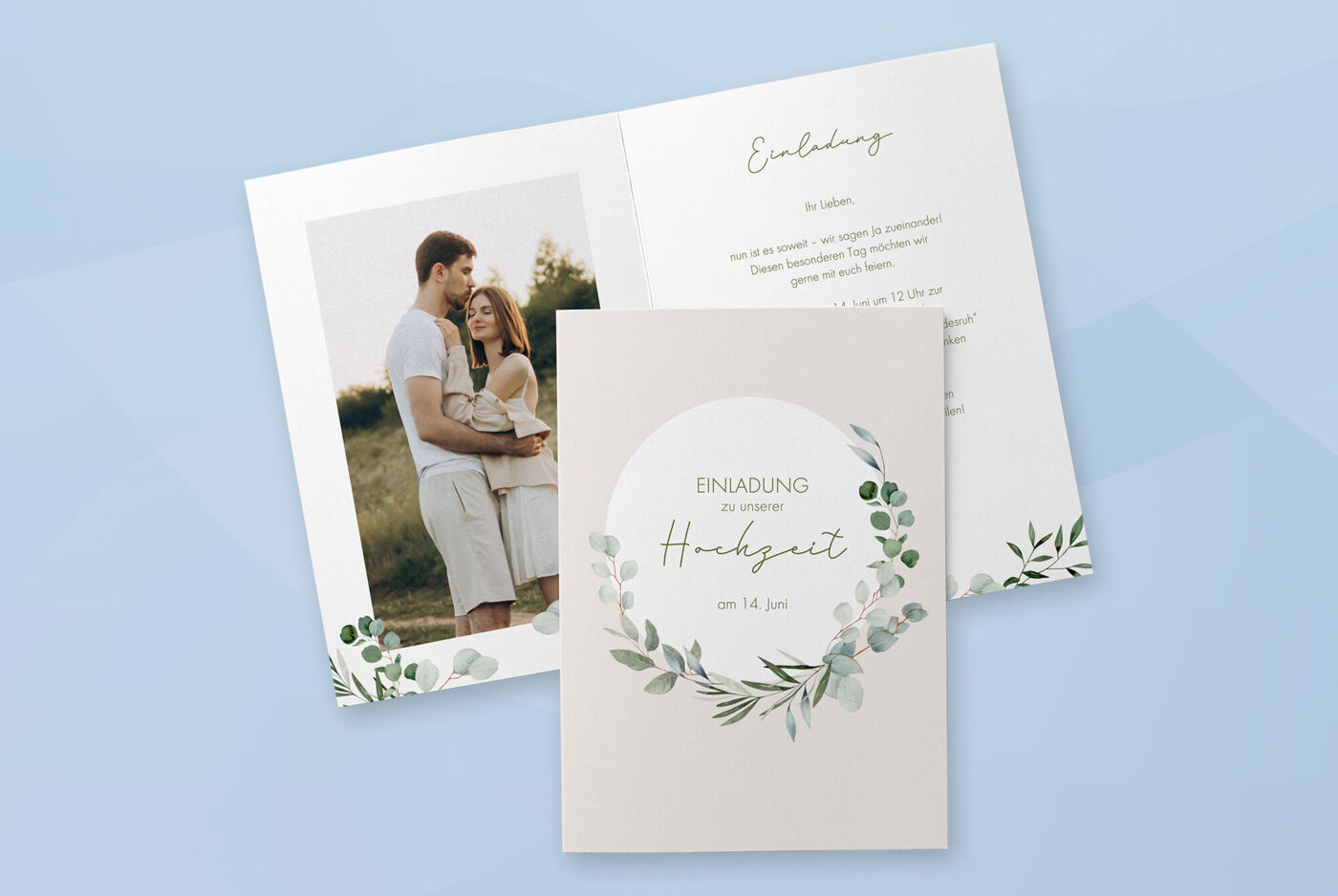 Einladungskarte zu einer Hochzeit, mit schlichtem floralem Design auf der Vorderseite und Foto des Paares auf der Innenseite