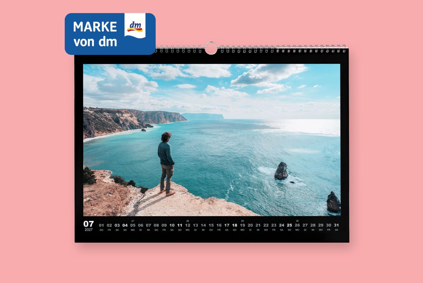Wandkalender A3 mit Spiralbindung und schlichtem schwarzen Design und großer Bildfläche mit einem Urlaubsbild.