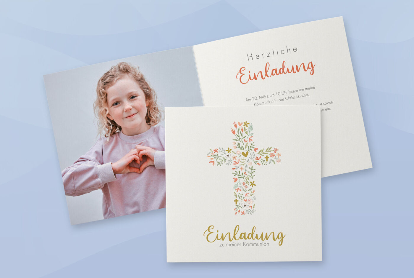 Einladungskarte zu einer Kommunion, mit Kreuzdesign auf der Vorderseite und Foto eines Mädchens mit Einladungstext auf der Innenseite
