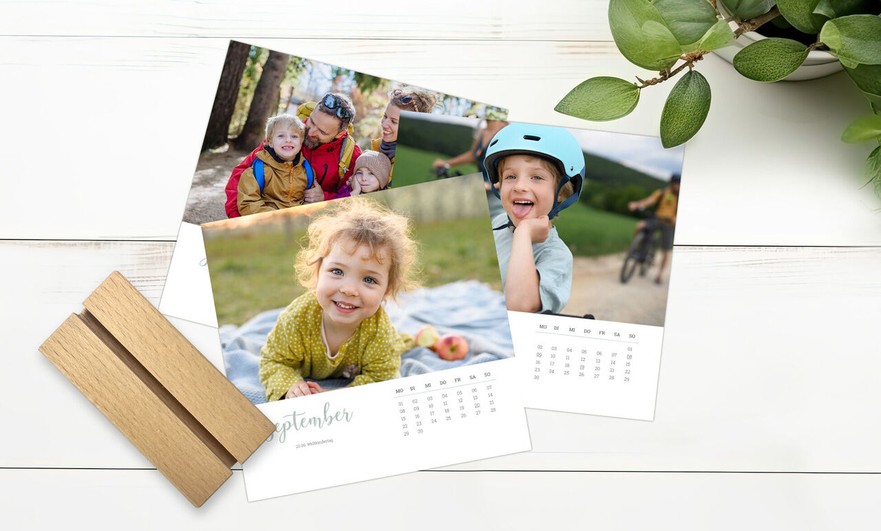 Drei schöne Kalenderblätter mit Farbfotos von Kindern, umgeben von grünen Blättern.