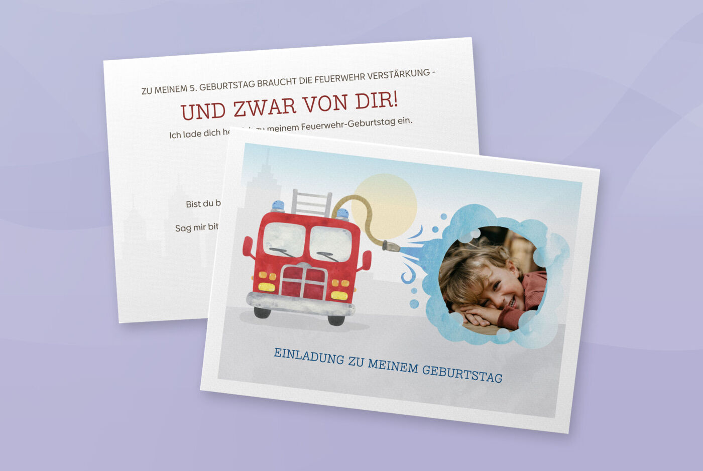 Einladungskarte zu einem Kindergeburtstag, mit Foto eines Kindes und Feuerwehrdesign