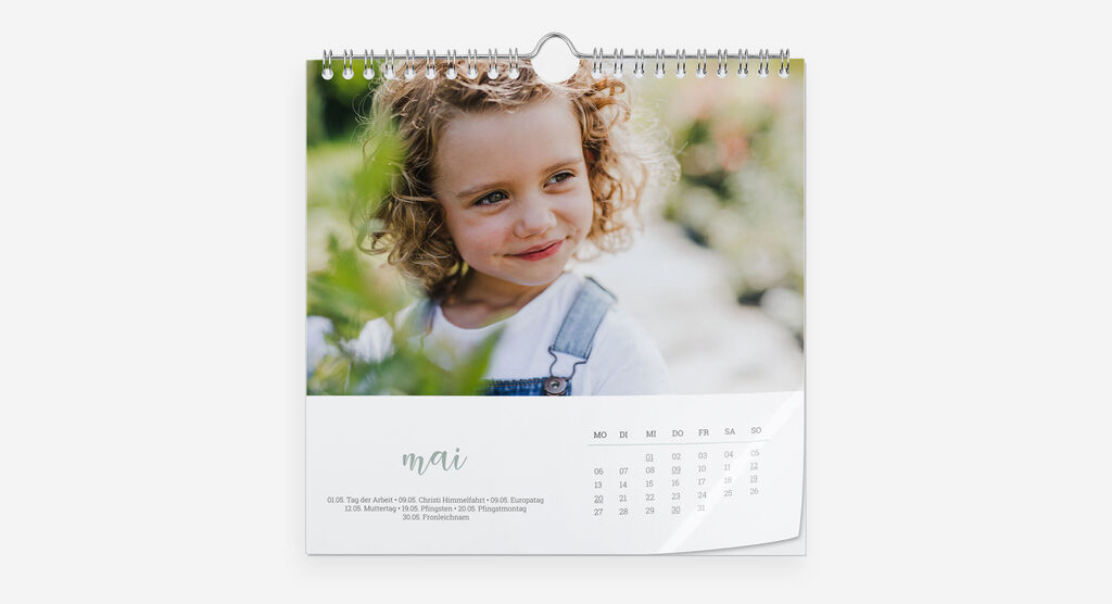 Quadratischer Wandkalender mit Spiralbindung und weißem Design mit geschwungener Schrift, mit Foto von einem Mädchen.