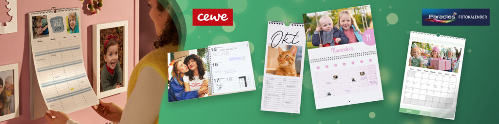 Eine Frau betrachtet einen Terminkalender an einer Wand, daneben sind weitere Terminkalender mit Fotos von CEWE und Paradies abgebildet