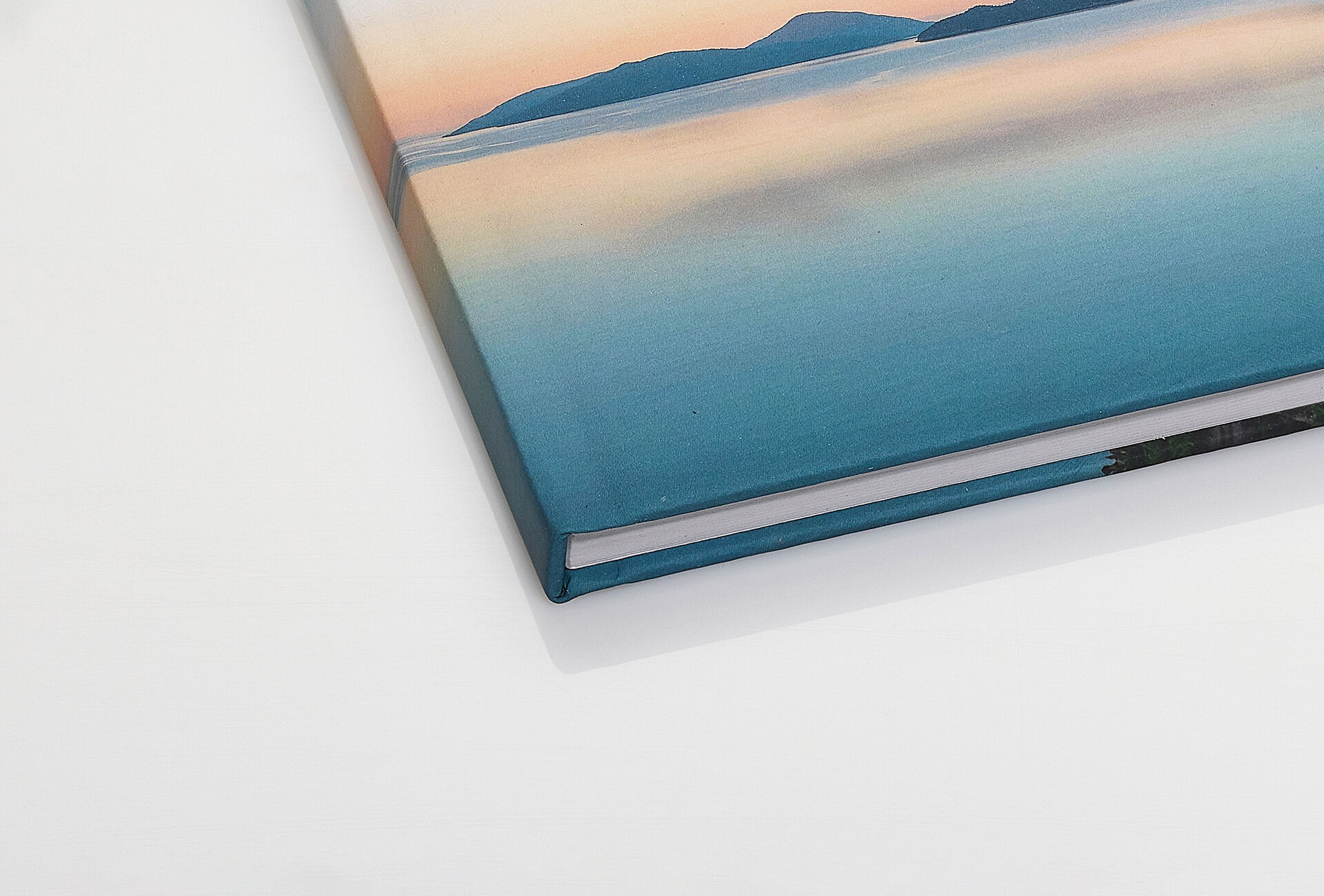 Detailaufnahme eines Fotobuchs mit Hardcover Recyclingpapier.