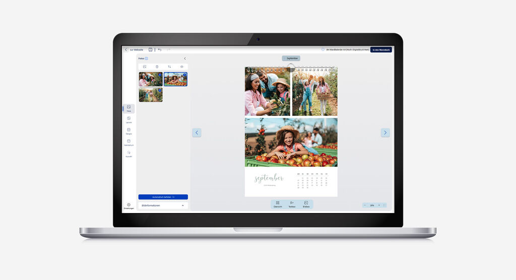 Auf einem Laptop wird ein Kalender mit einem Design mit geschwungener Schrift und Familienfotos von der Apfelernte gestaltet.