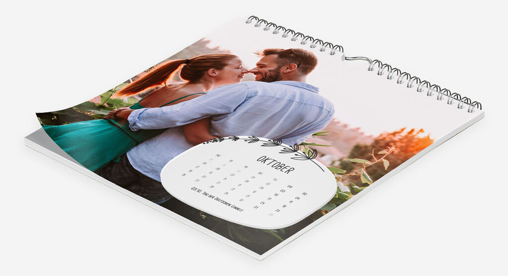 Kalender mit schönen Fotos und einem Monatskalender für Oktober