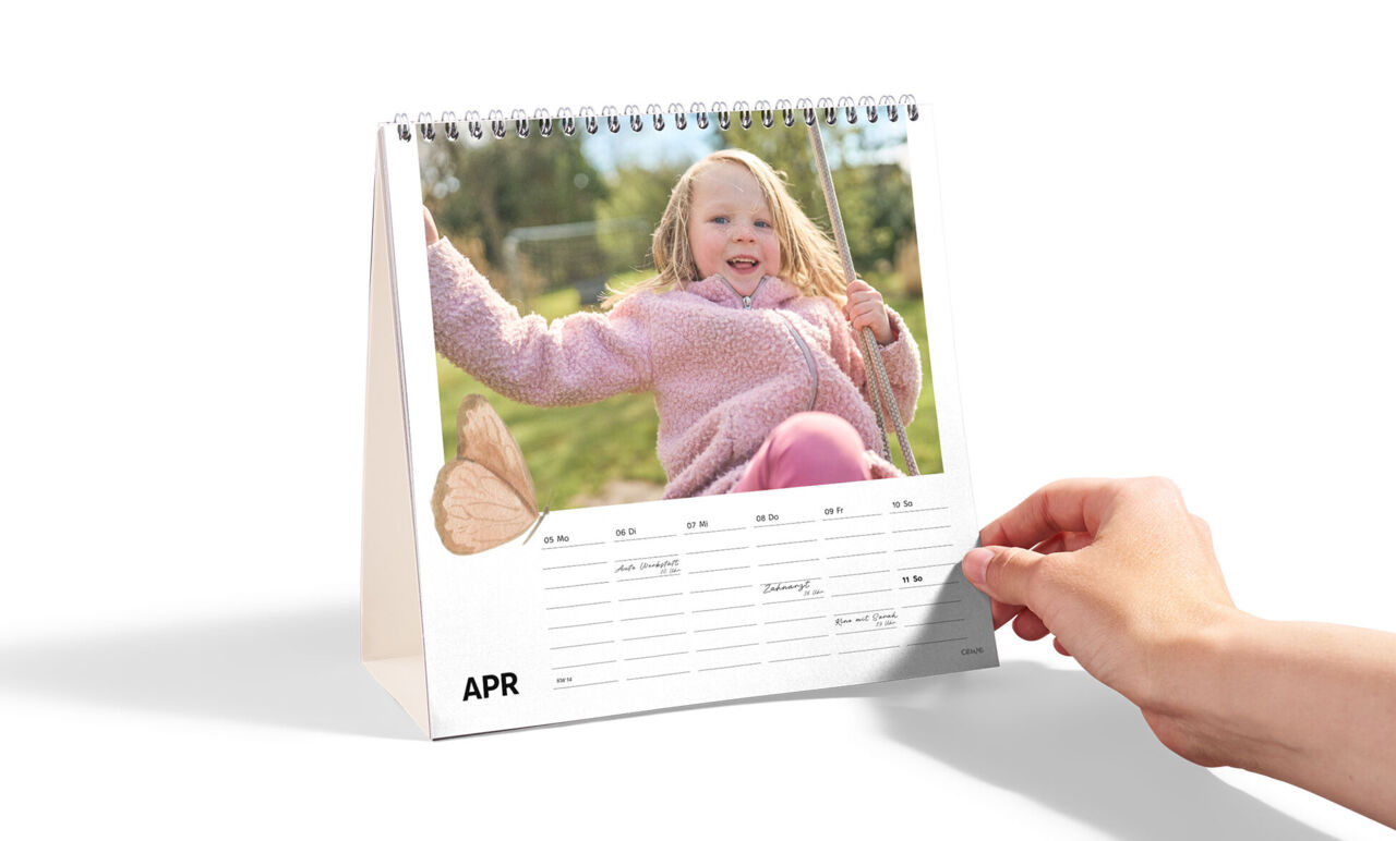 Quadratischer Tischkalender mit Wochenansicht, Terminspalten und Foto eines Kindes