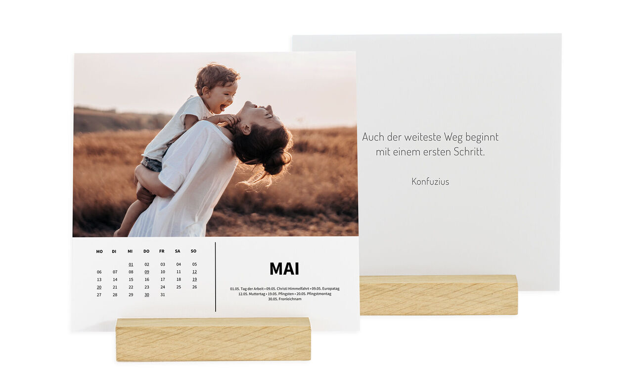 Ein Monatskalender für Mai mit einer liebevollen Szene, die die Bindung zwischen einem Elternteil und Kind zeigt.