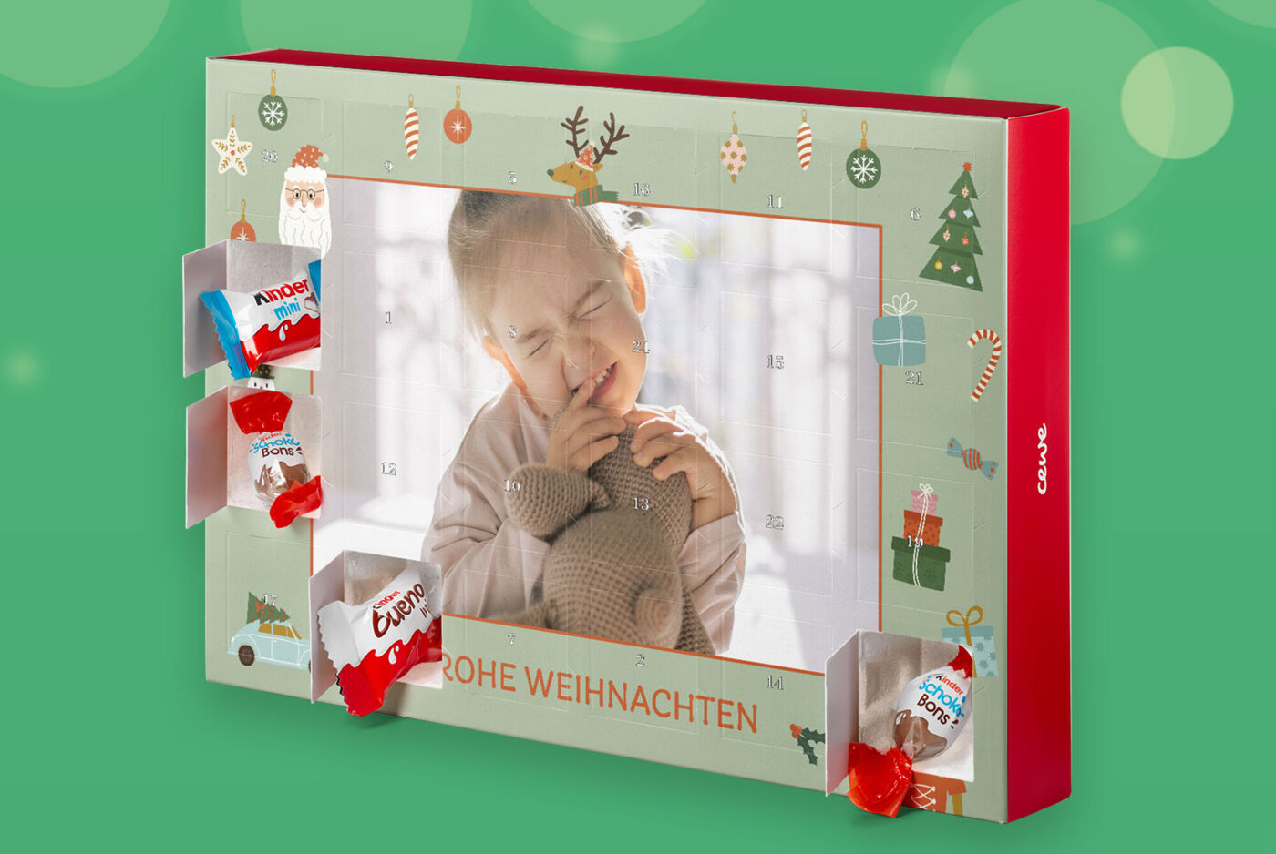 Adventkalender mit Kind und Kuscheltier, geöffnete Türchen zeigt Kinder Schokolade, unten steht: Frohe Weihnachten